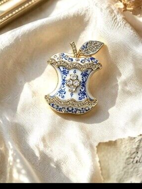 Beautiful Apple Core Brooch NEW